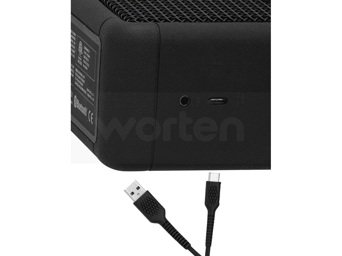 Un altavoz negro con puertos y un cable USB. También se ve un cable USB a USB-C.