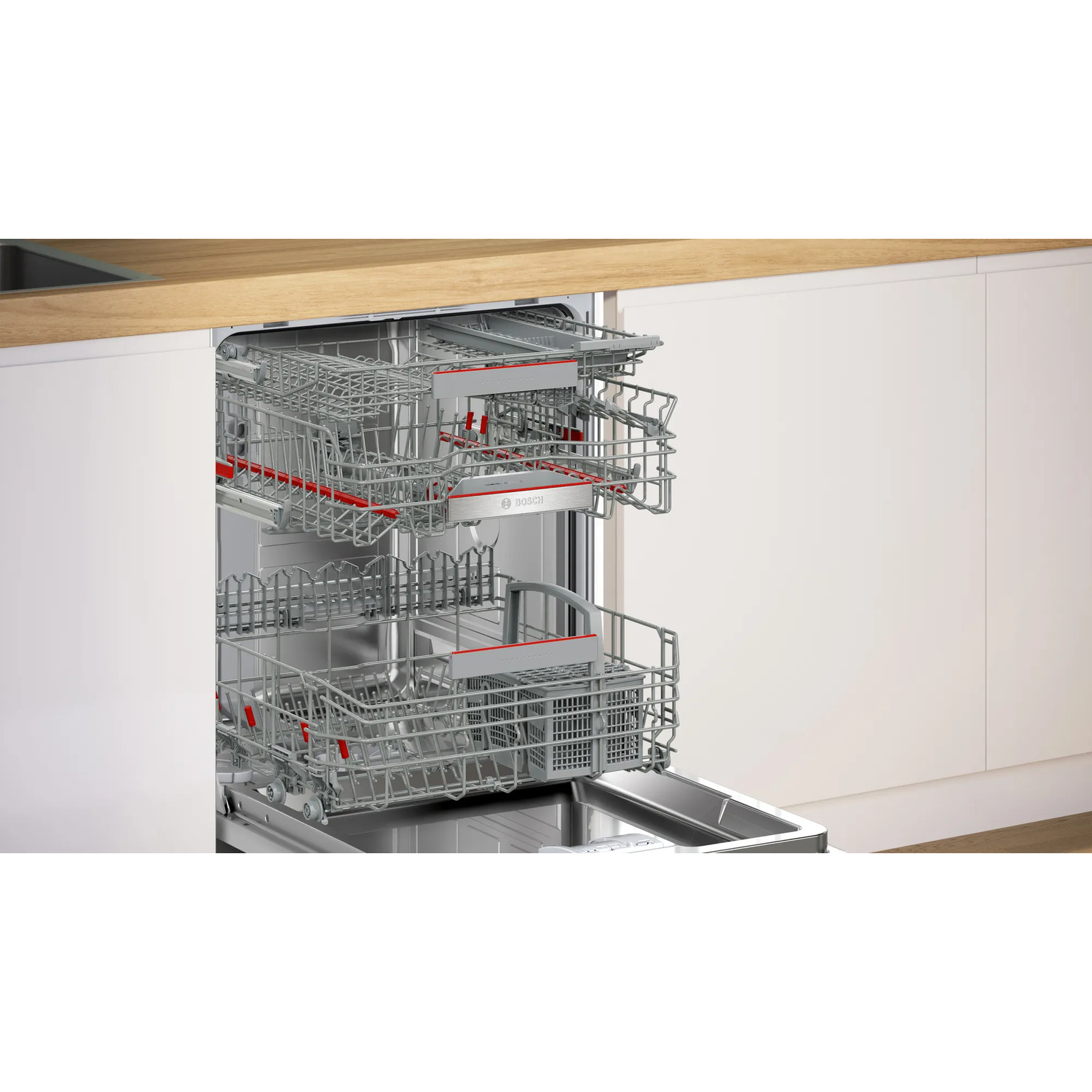 Een open Bosch vaatwasserinterieur met twee rekken en rode accenten.