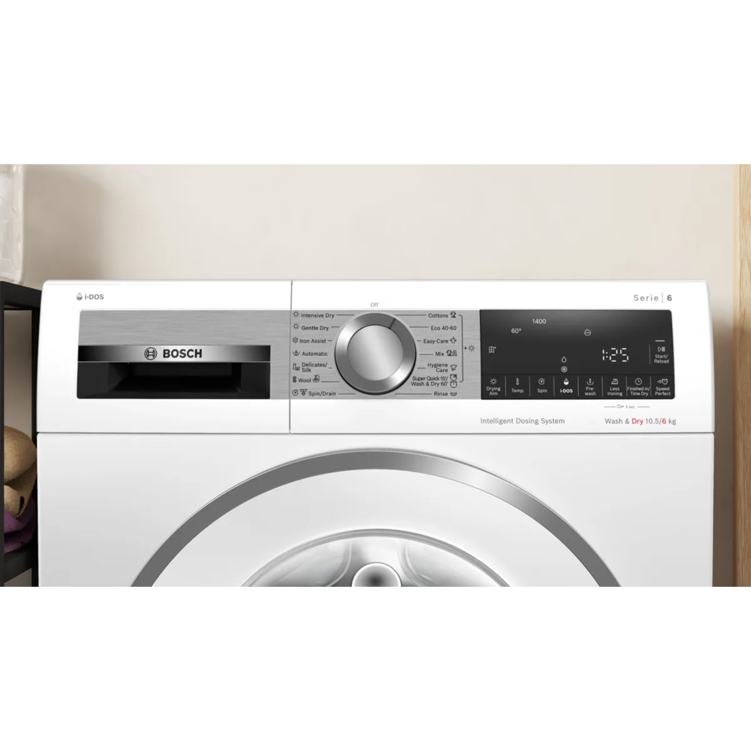 Lave-linge blanc avec panneau de contrôle. Logo Bosch visible. Intérieur et extérieur visibles.