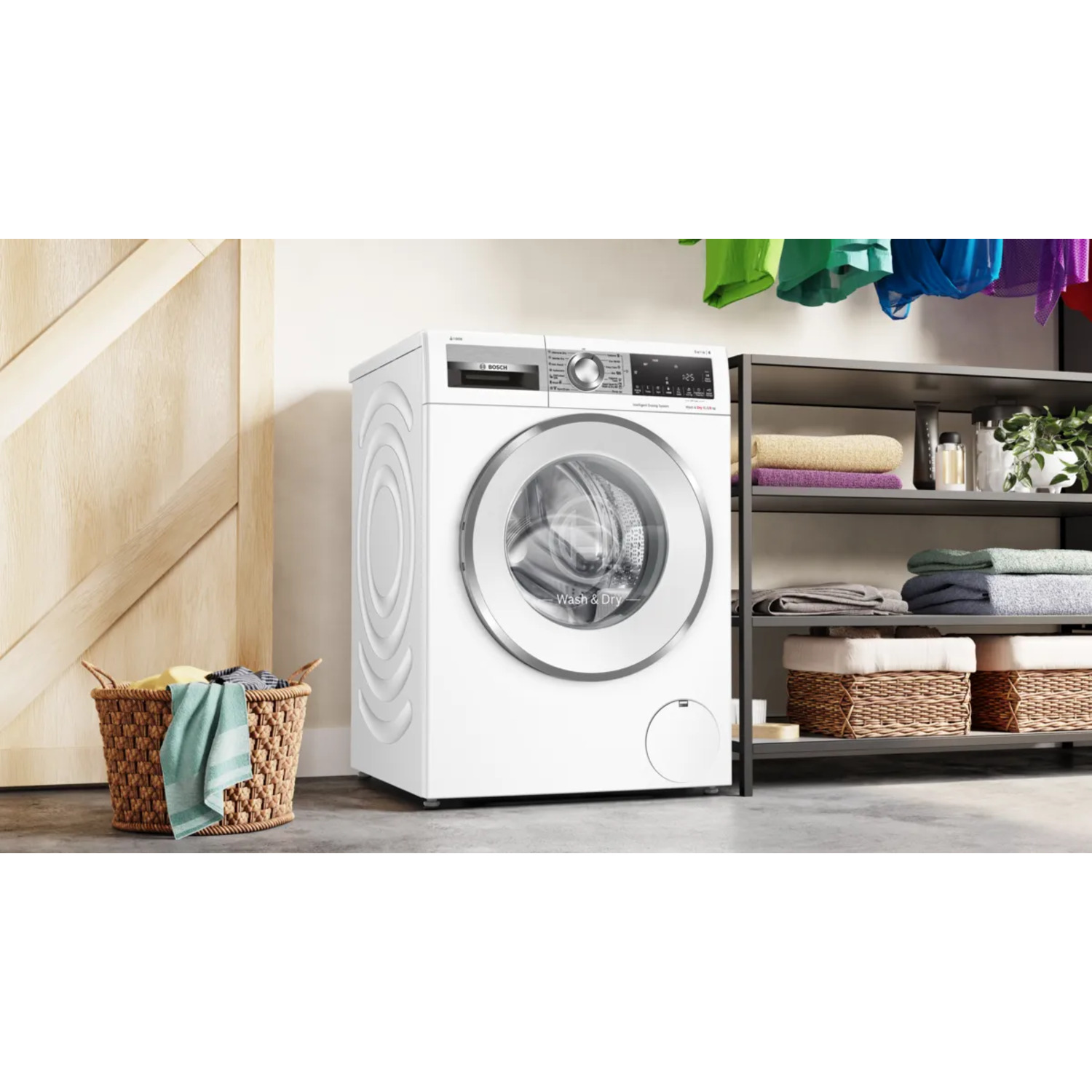 Lave-linge blanc avec un panier de vêtements et des étagères.