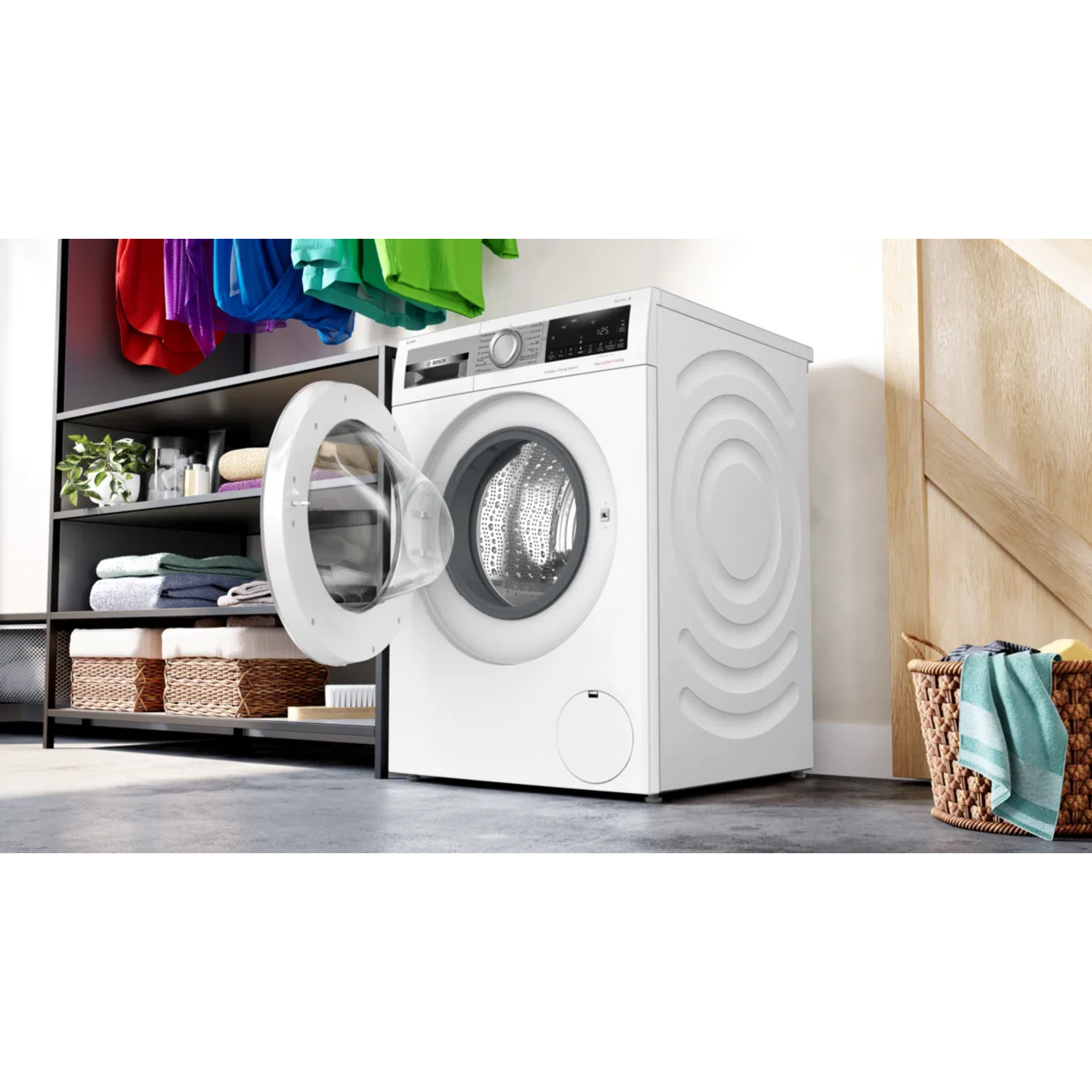 Lave-linge blanc avec porte ouverte, paniers à linge et placard.