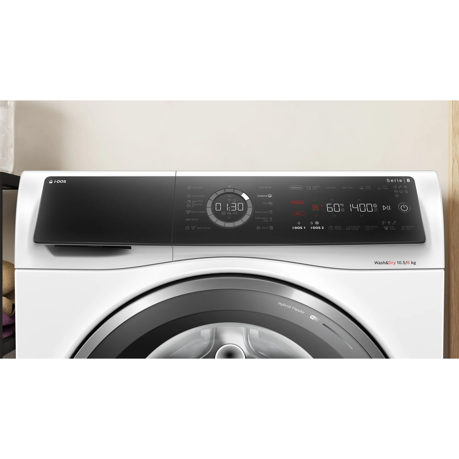 Een wit bedieningspaneel van een wasmachine met een zwart scherm en een digitaal display.