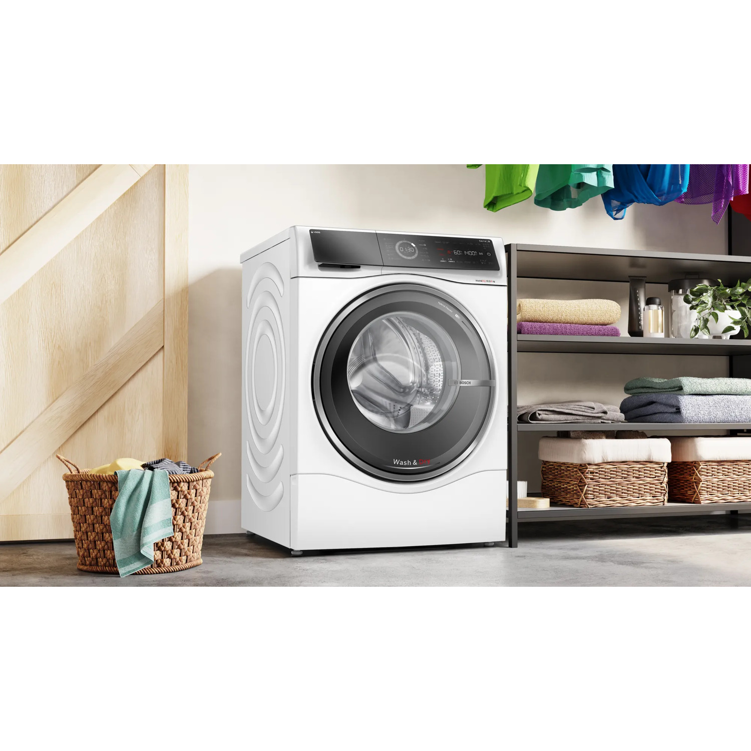 Een witte wasmachine in een wasruimte, met een mand en planken in de buurt.