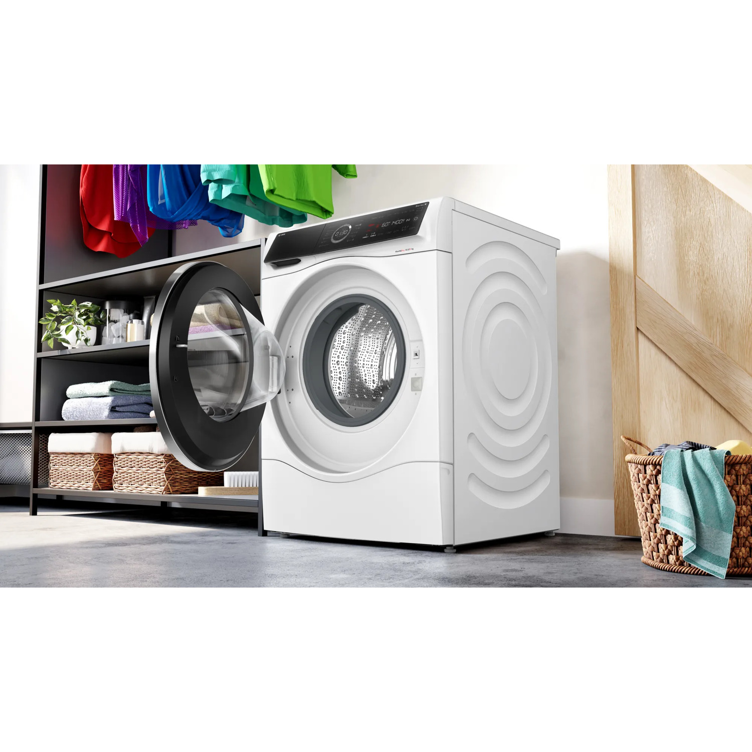 Witte wasmachine met open deur in een wasruimte. Wasmand.