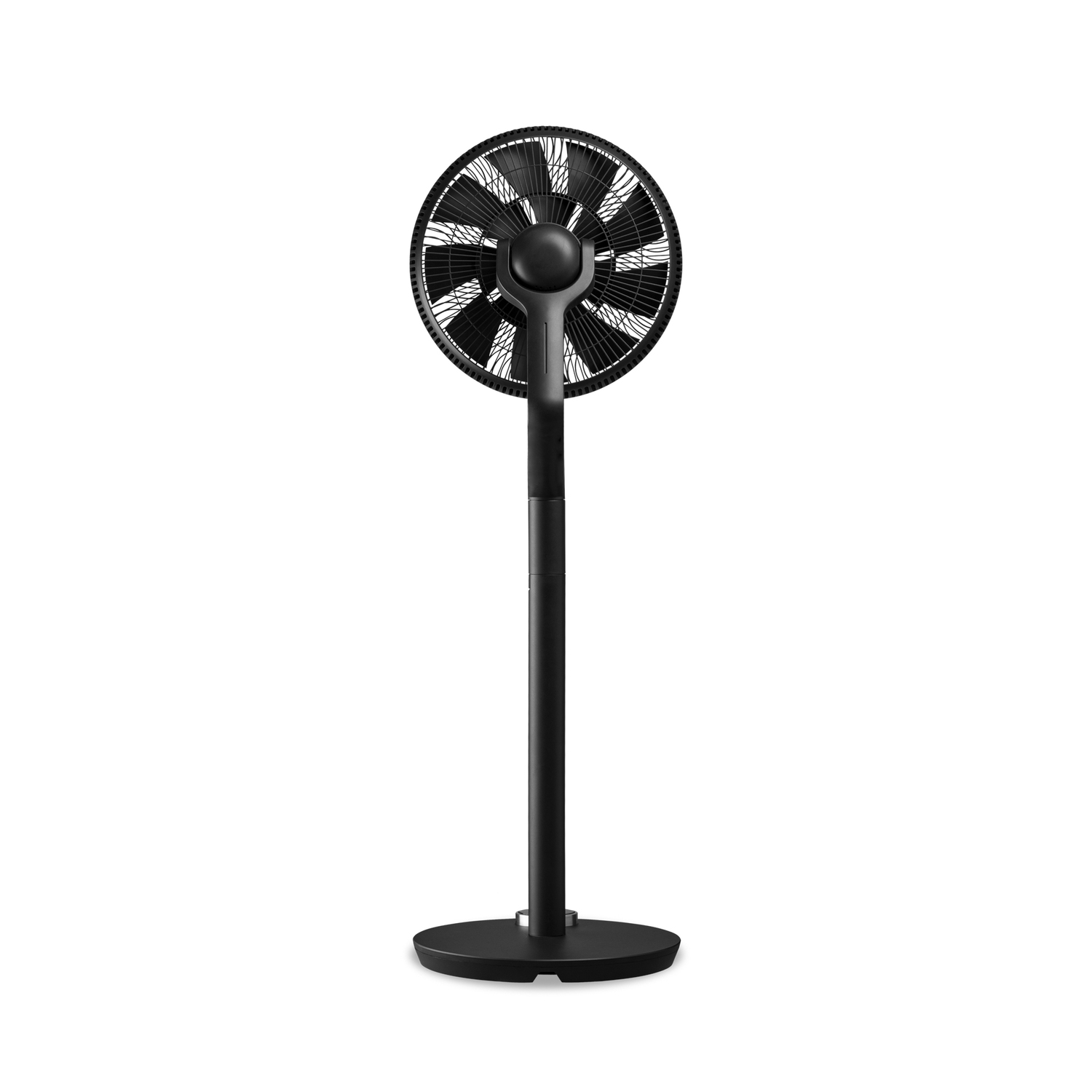 Een hoge zwarte ventilator die op een ronde voet staat, met een zwarte beschermkap.