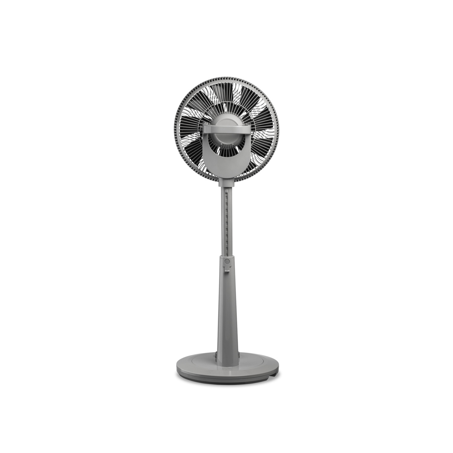 Achteraanzicht van een grijze staande ventilator op een witte achtergrond. De ventilator is uitgeschakeld.