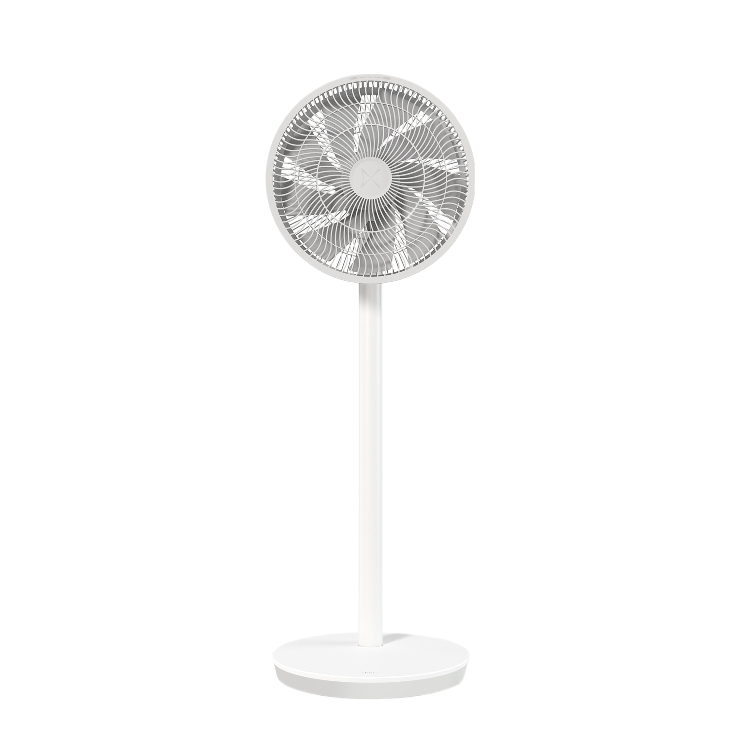 Witte staande ventilator met meerdere bladen op zwarte achtergrond.
