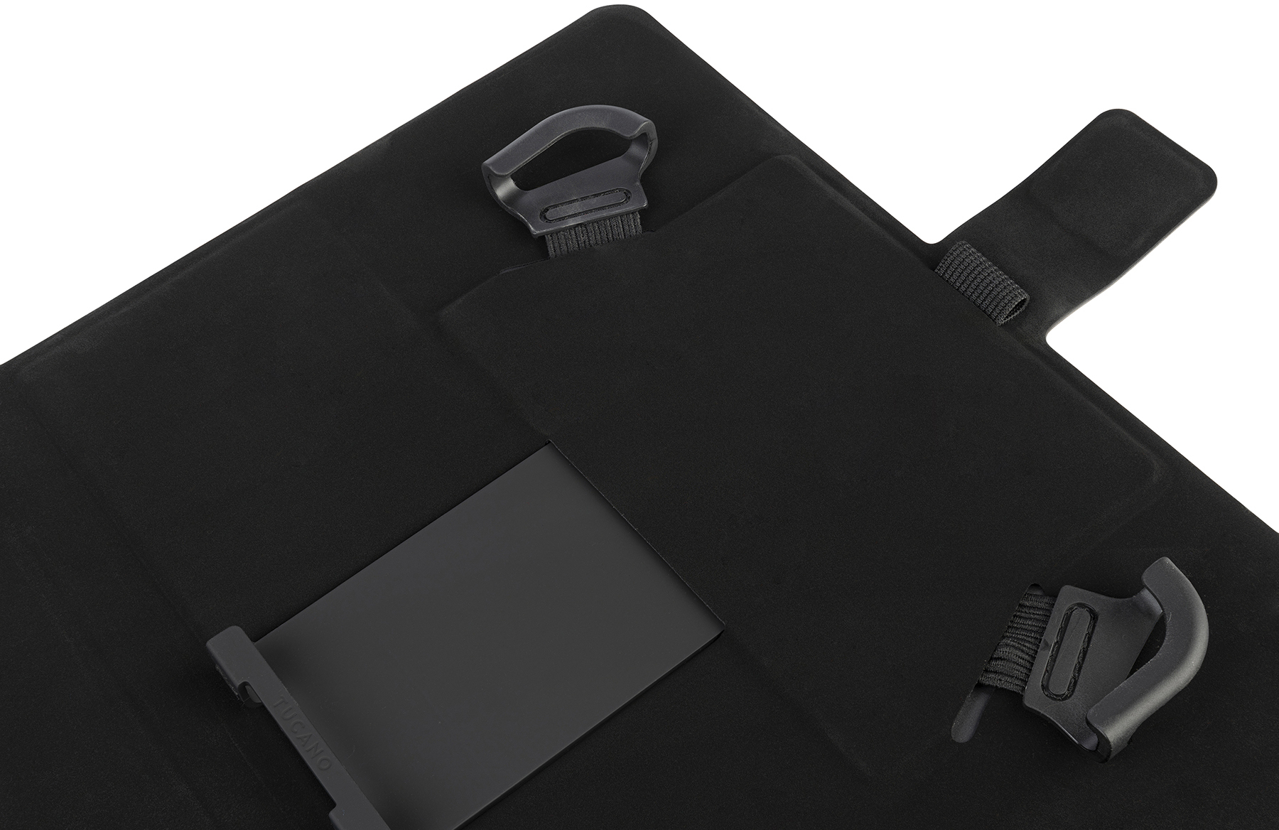 Schwarze Tablethülle mit Tablet und Verschlussmechanismus.