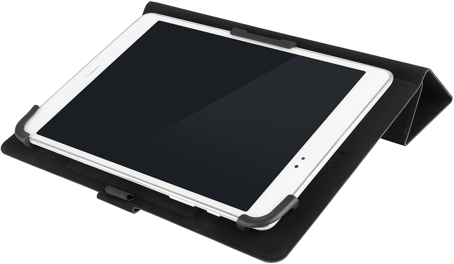 Ein weißes Tablet in einer schwarzen Hülle, abgewinkelt auf weißem Hintergrund.