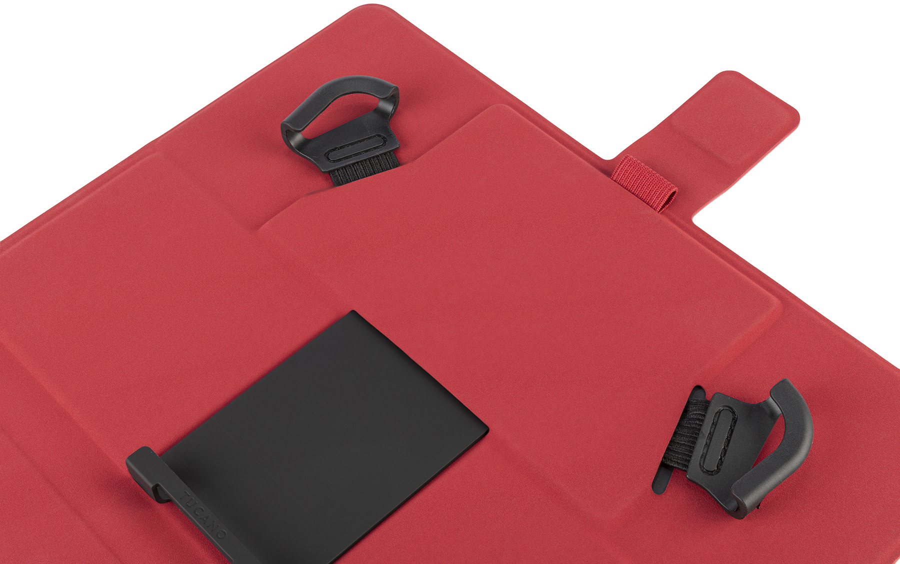 Rote Tablet-Hülle mit schwarzen Griffen und Ständer. Merkmale sind ein roter Riemen und ein weißer Hintergrund.