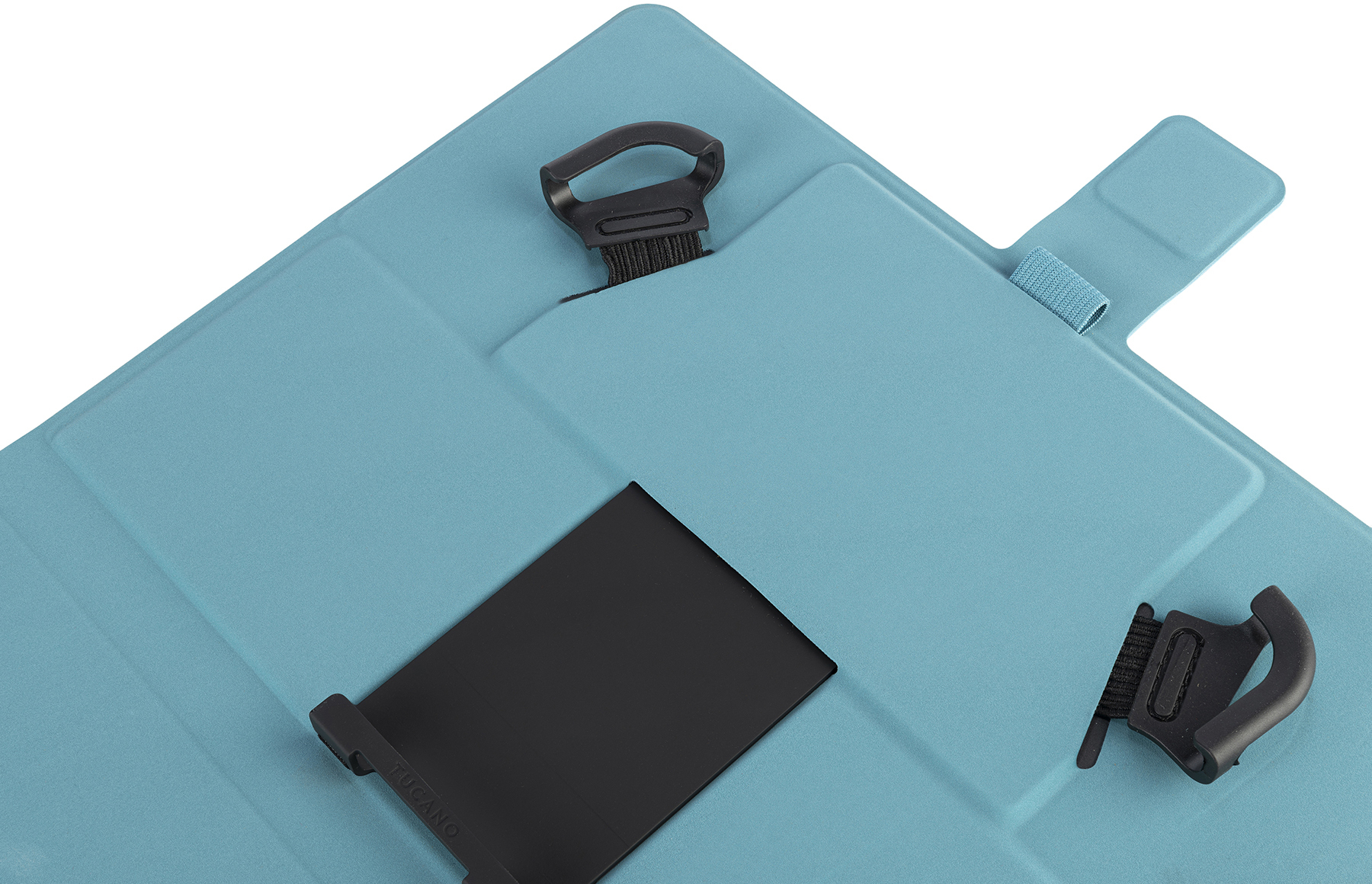 Eine türkisfarbene Tablettasche mit schwarzen Haltern und einem schwarzen Ständer. Die Tasche hat einen blauen Riemen und einen schwarzen Griff.