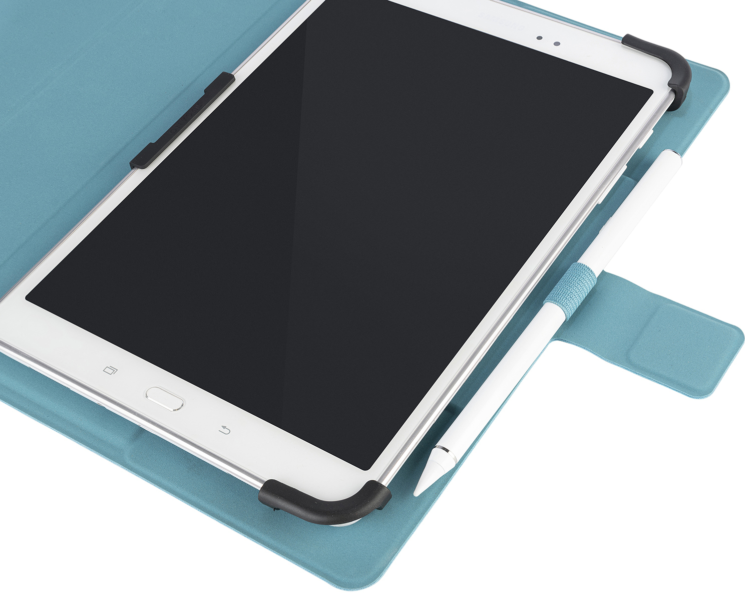 Ein weißes Tablet mit schwarzem Bildschirm liegt auf einer tealfarbenen Hülle. Ein weißer Stift liegt neben dem Tablet. Die Hülle ist offen.