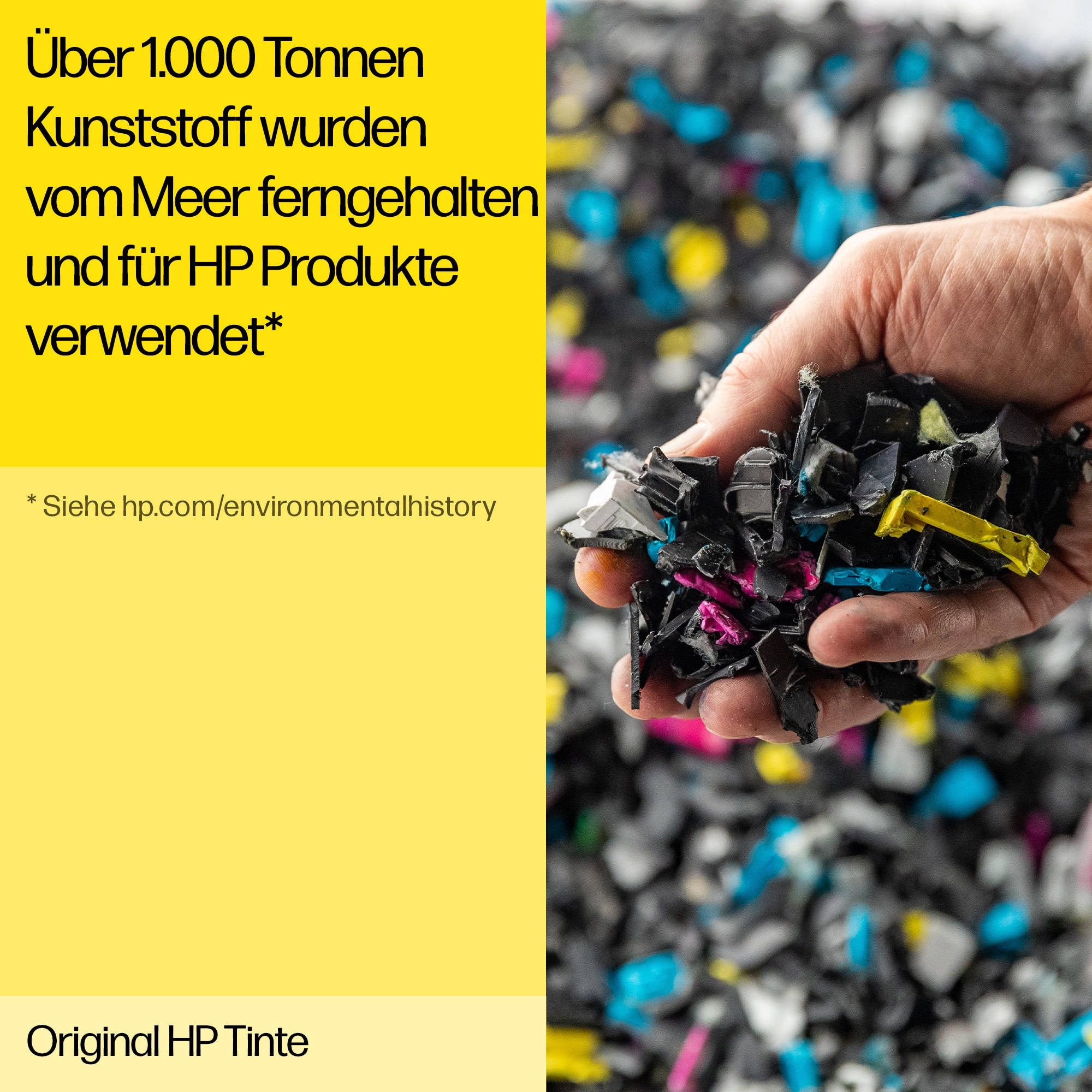 Eine Hand, die recycelten Plastikmüll hält. Links gelber Text und ein gelber Balken.