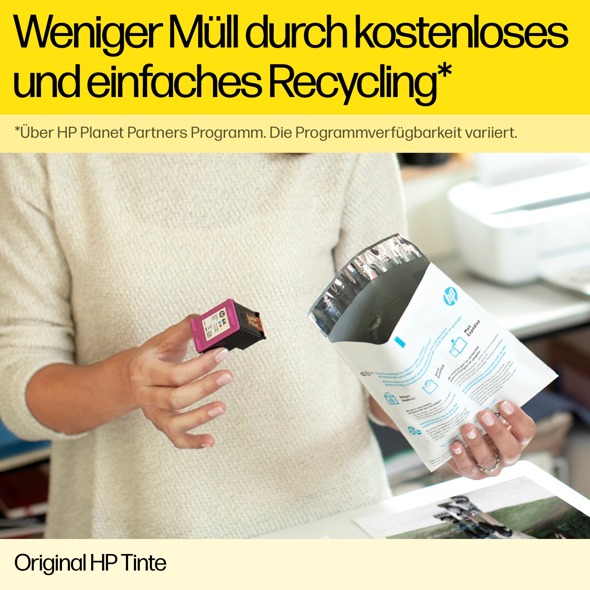 Eine Frau hält eine Druckerpatrone und einen Umschlag. Der Text sagt, dass das Recycling einfach ist.