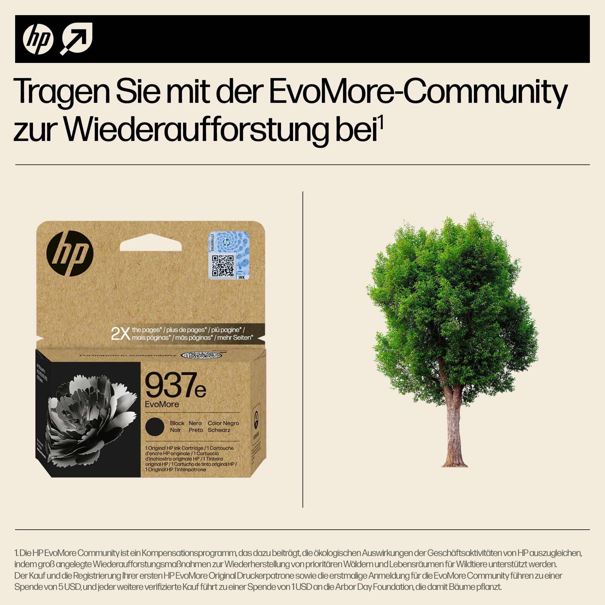 Eine schwarze HP Tintenpatrone neben einem Baum auf beigem Hintergrund. Der Baum ist grün.