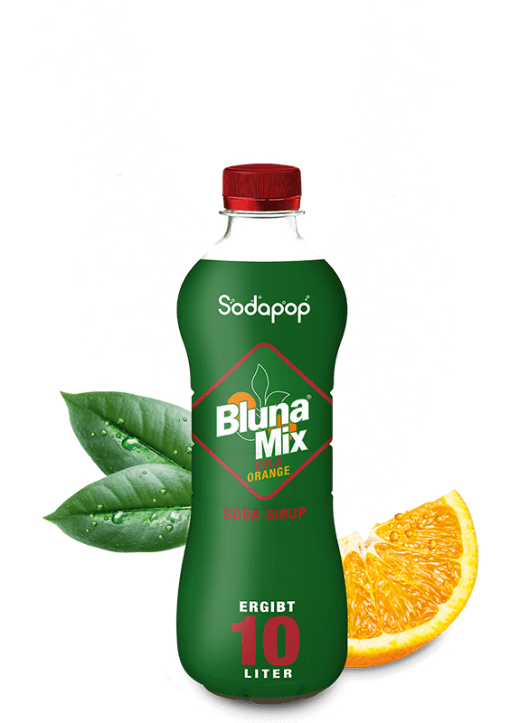 Eine grüne Flasche Bluna Mix Orangensirup. Eine Orangenscheibe und grüne Blätter liegen neben der Flasche.