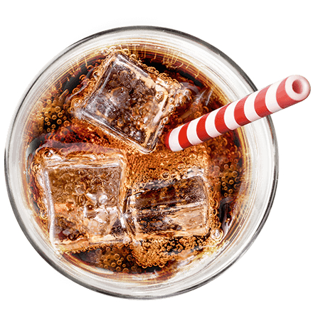 Ein Glas Cola mit Eiswürfeln und einem rot-weiß gestreiften Strohhalm.