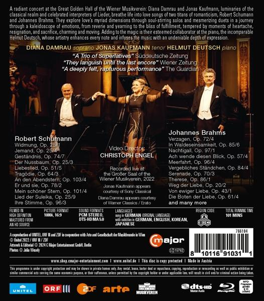 Rückseite einer DVD. Personen auf der Bühne, Text und Logos. Schwarzer Hintergrund.