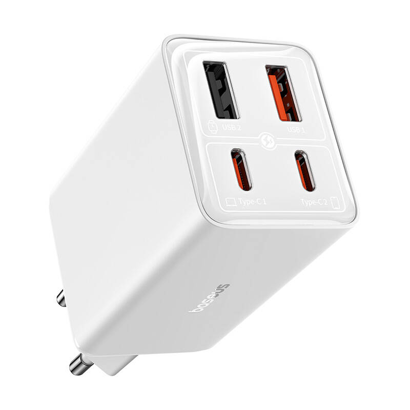 USB ve Type-C portlu beyaz şarj cihazı.