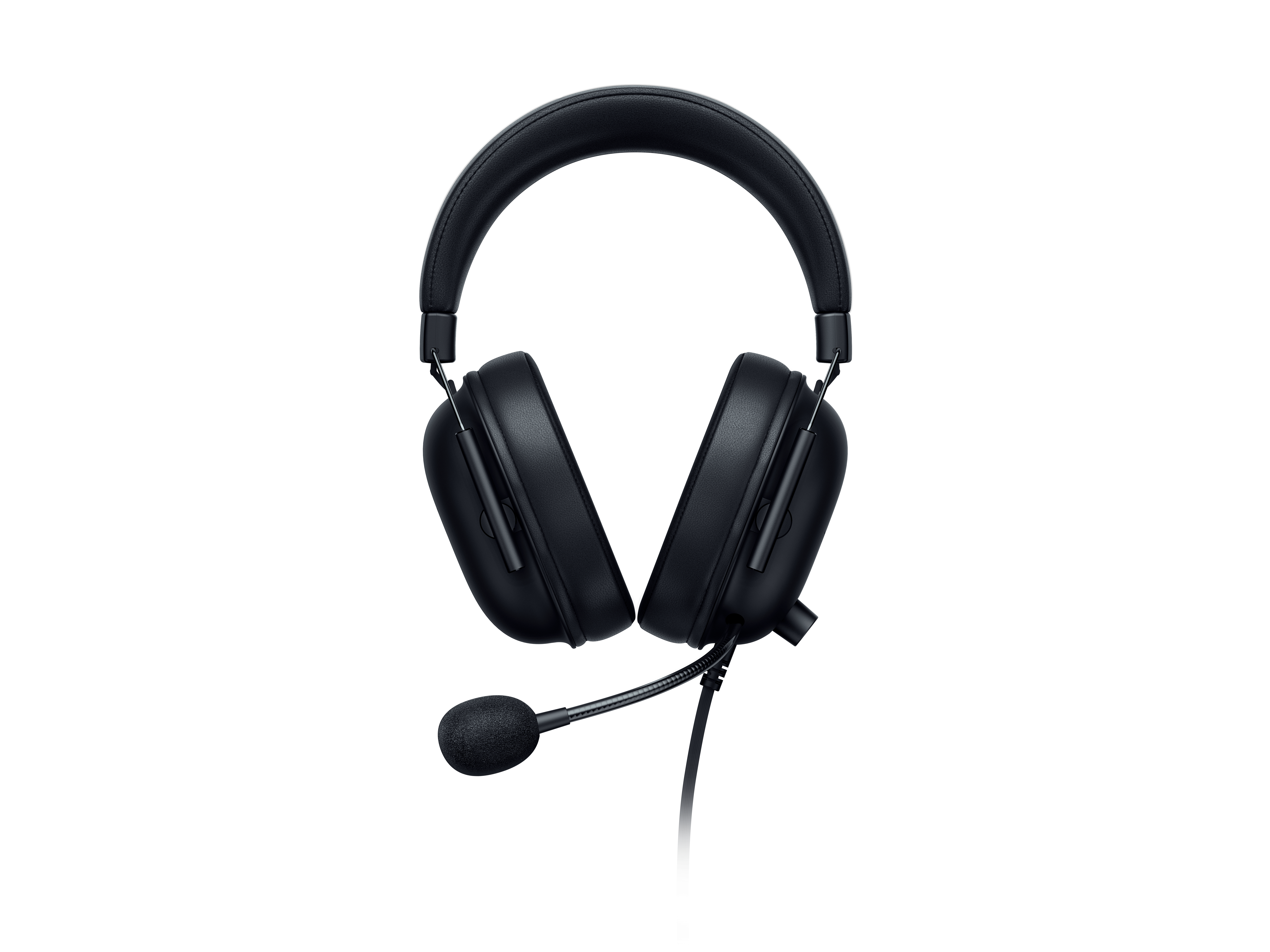Schwarzes Gaming-Headset mit Mikrofon auf weißem Hintergrund.