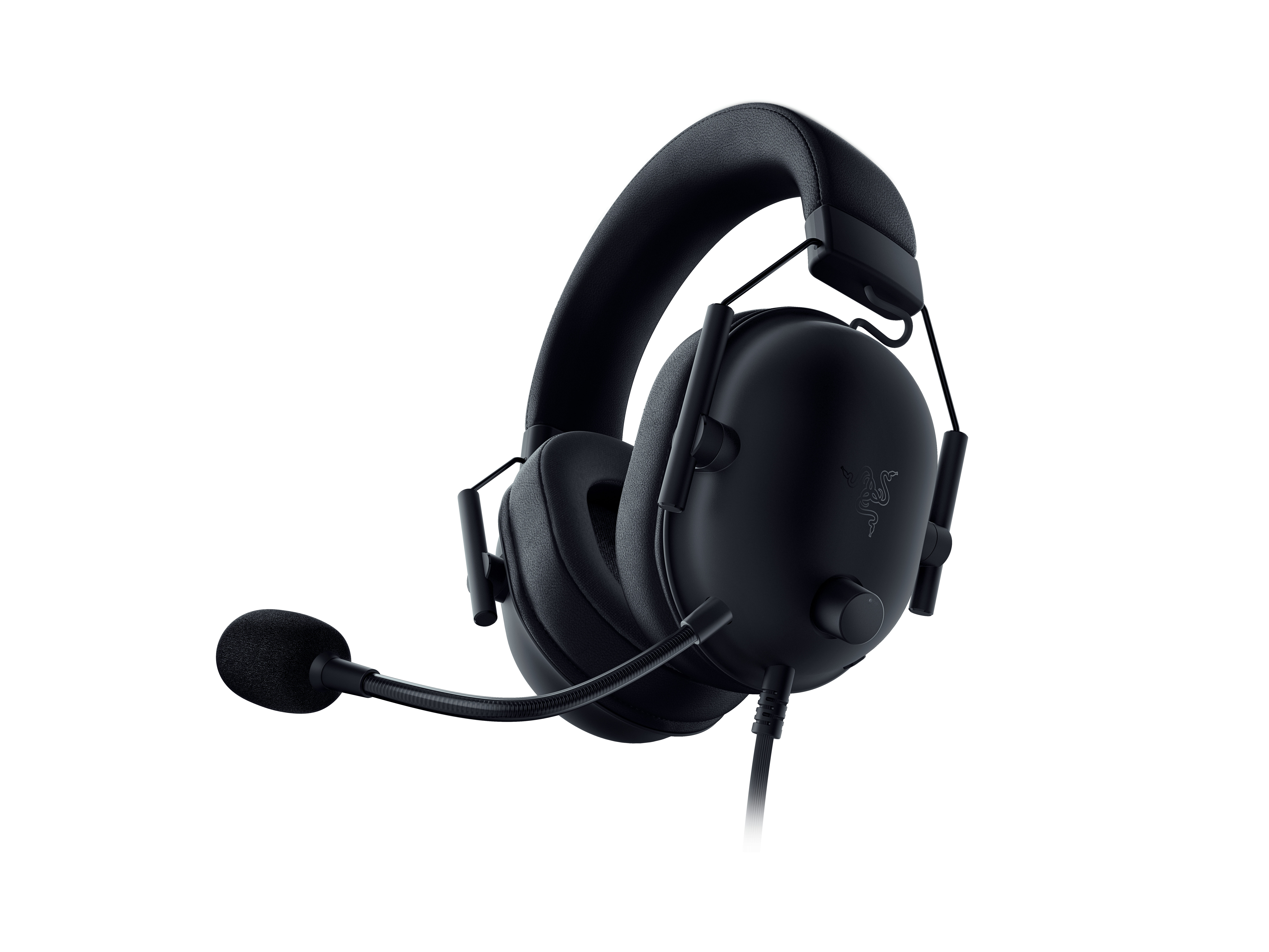 Schwarzes Gaming-Headset mit Mikrofon, isoliert auf weißem Hintergrund.