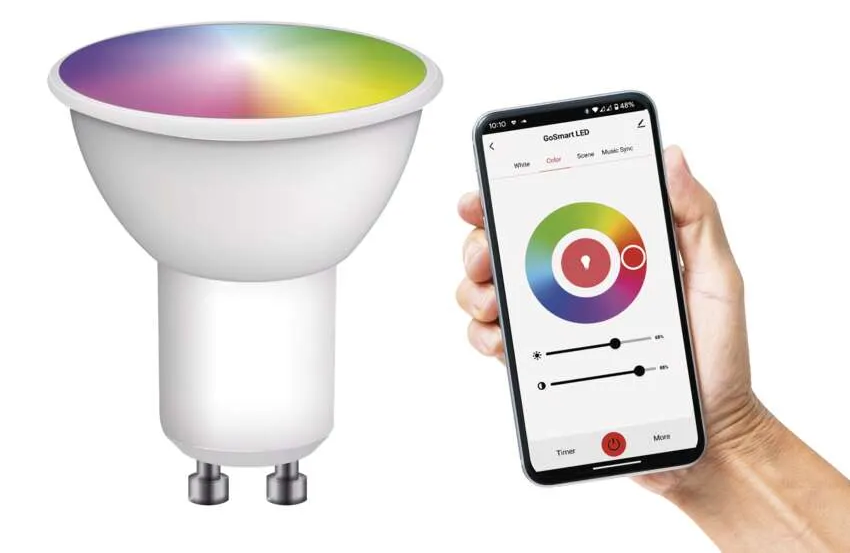 Okos LED izzó és egy kéz, amely egy telefont tart, alkalmazás felülettel.