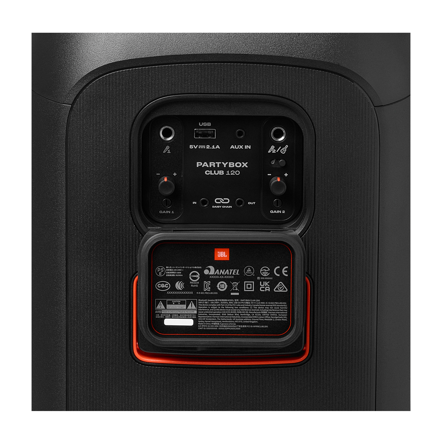 Primo piano di un altoparlante JBL Partybox Club 120 nero con accenti rossi e porte di ingresso/uscita.