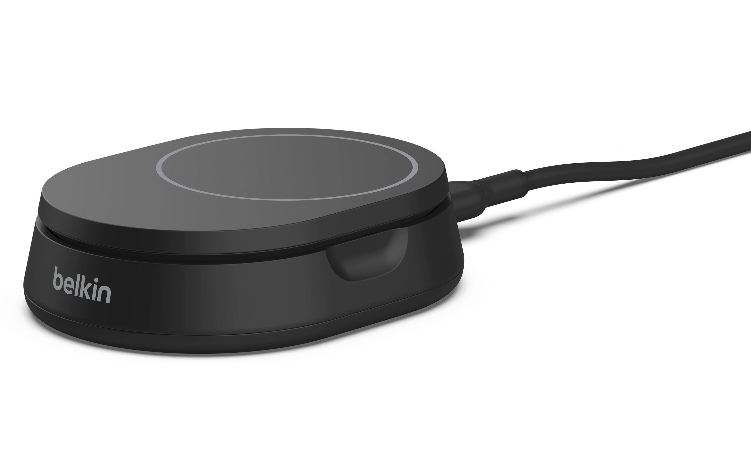 Socle de chargement sans fil Belkin noir avec câble attaché, sur une surface blanche.