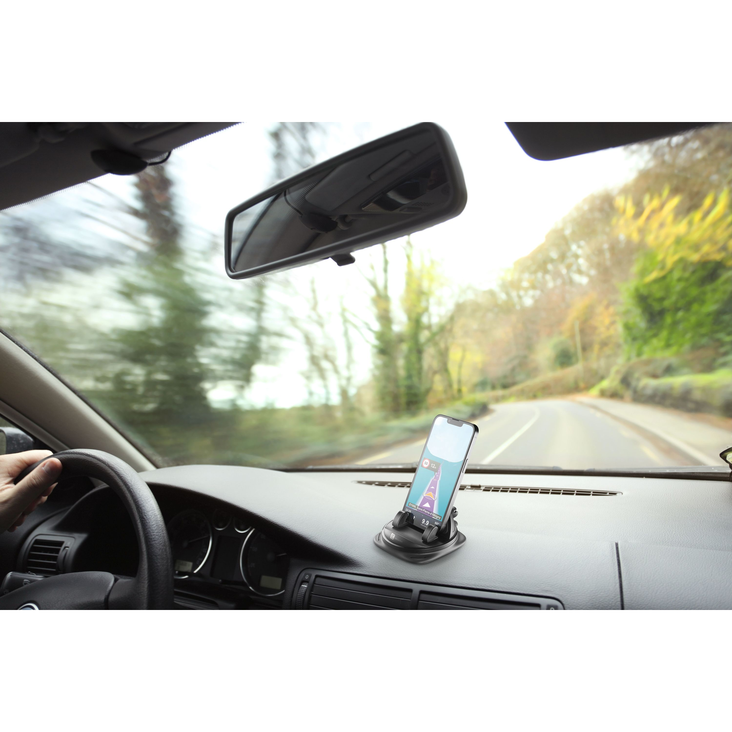 Smartphone in een auto gemonteerd, toont navigatie-app. Dashboard, stuur zichtbaar.