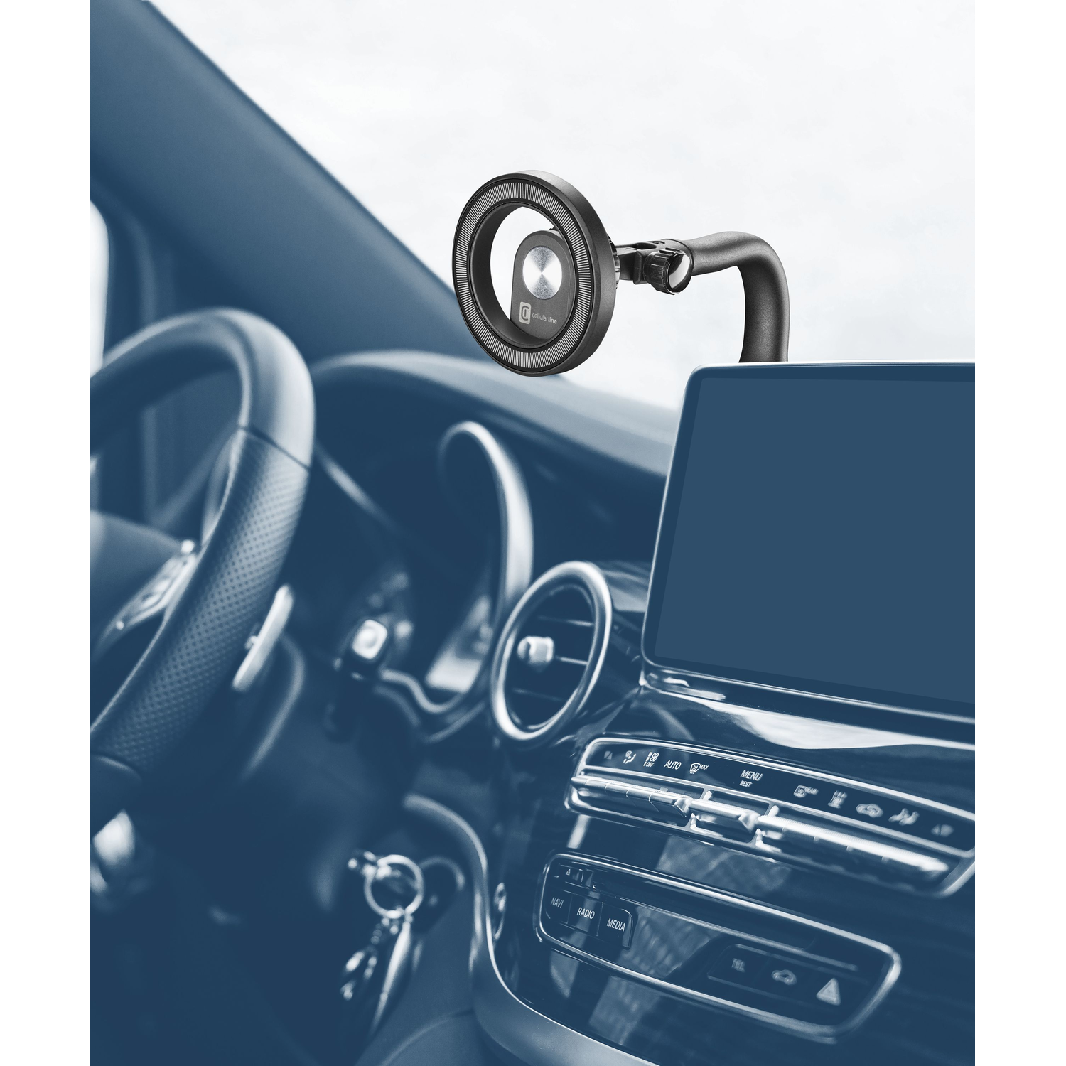 Een auto-interieur met een telefoonhouder bevestigd aan het dashboard, schuin voor zichtbaarheid.