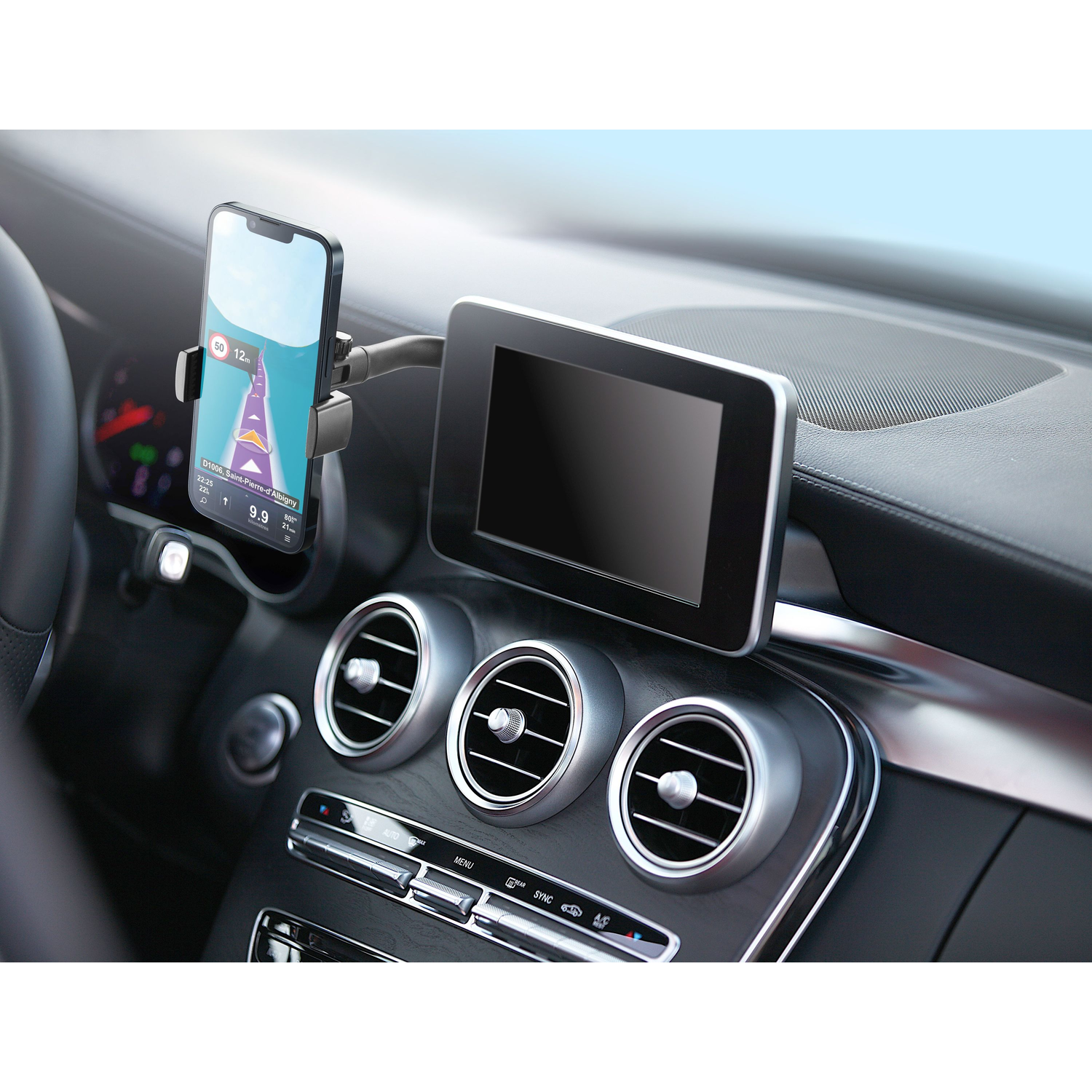 Een auto-interieur met een telefoon op een houder en een scherm. Navigatie wordt weergegeven op de telefoon.