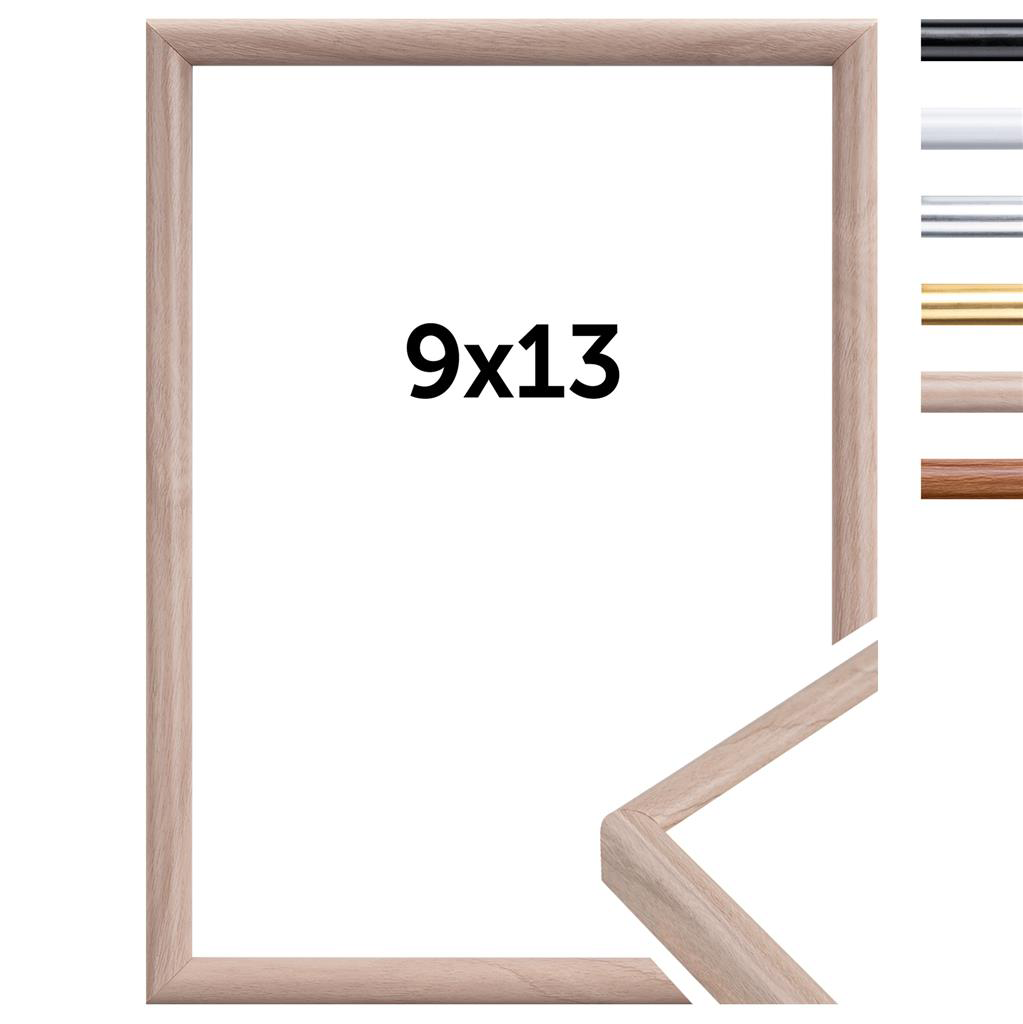 Fa keret fehér háttérrel és a 9x13-as szám feketén.