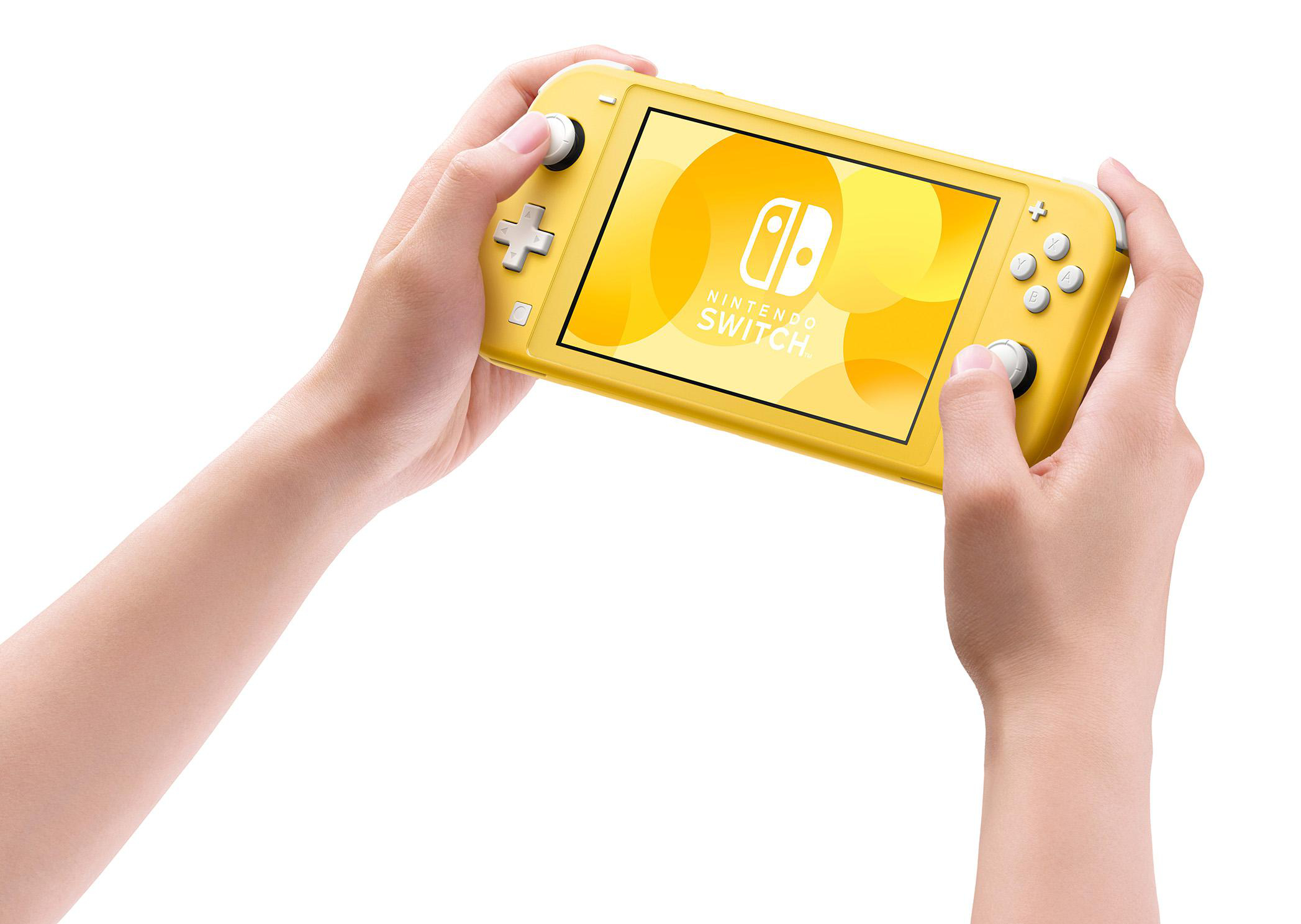 Hände halten eine gelbe Nintendo Switch Lite. Der Bildschirm zeigt einen gelben Hintergrund mit dem Nintendo-Logo.