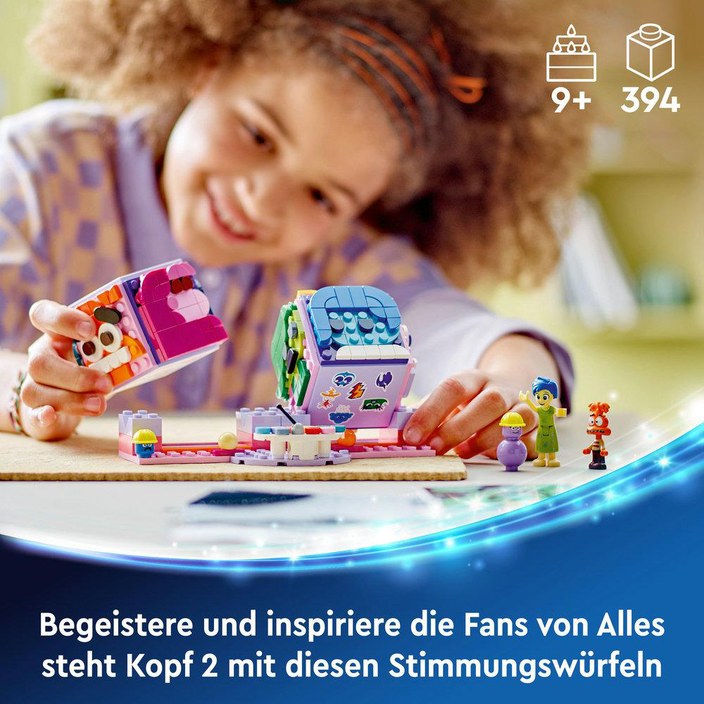 Ein Mädchen mit einem LEGO-Set, das ein Riesenrad mit Mini-Figuren baut. Buntes LEGO-Set.