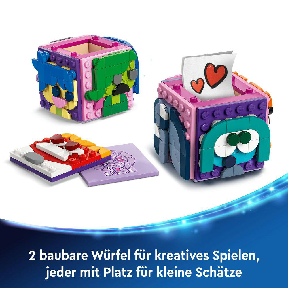 Drei Lego-Würfel mit bunten Designs und Lego-Platten.