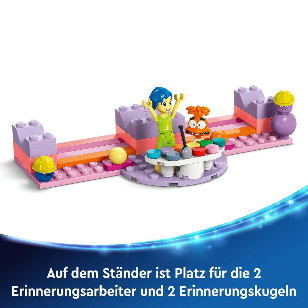 Lego-Set mit Charakteren und einem Tisch aufgebaut. Text: Platz für 2 Erinnerungsarbeiter.
