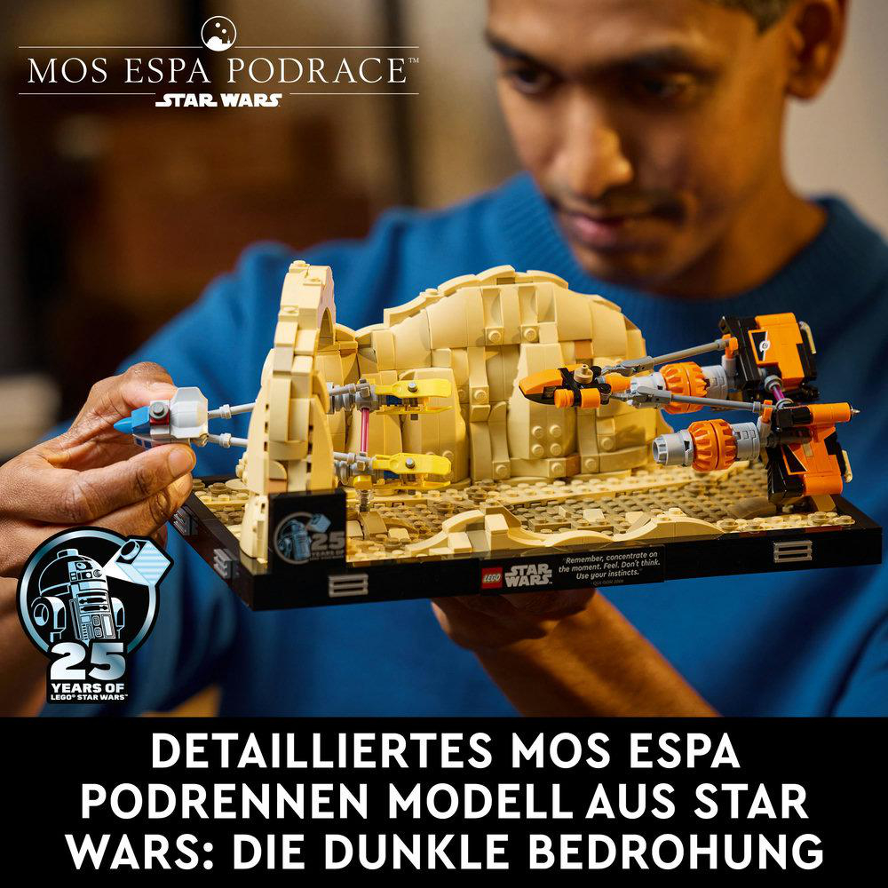 Ein Lego Star Wars Mos Espa Podrace-Modell mit den Händen einer Person im Hintergrund.