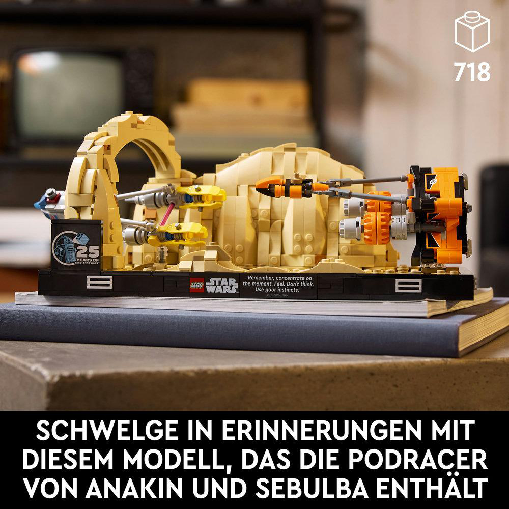 Ein Lego-Set mit einem Podracer-Modell auf einer Ausstellungsbasis, mit Text zum Modell.