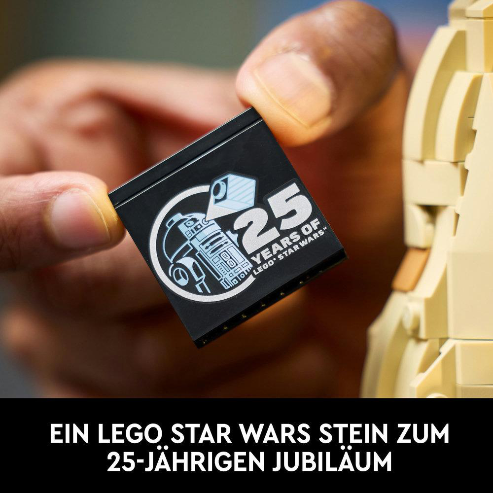 Hand hält ein schwarzes Quadrat mit weißem Logo: '25 YEARS OF LEGO STAR WARS'.