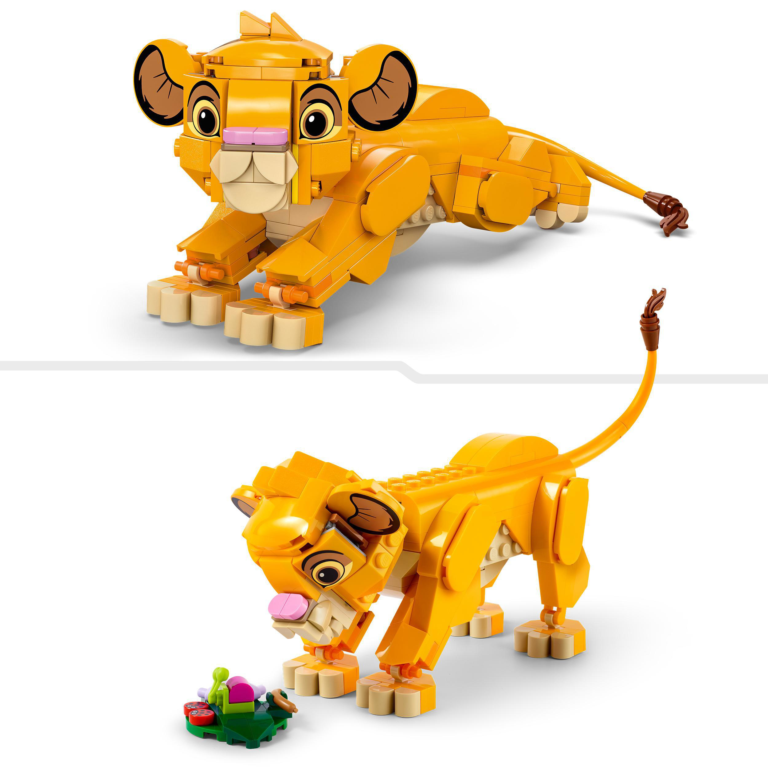 Zwei Lego Simba Figuren. Eine stehend, die andere liegend. Beide sind gelb mit orangen Details.