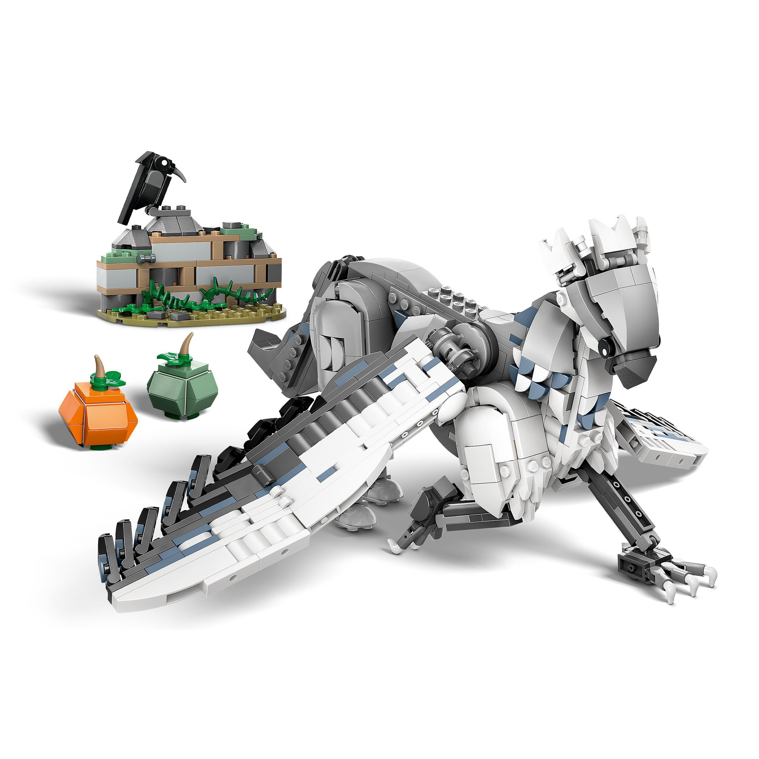 Ein LEGO-Set mit einem großen Vogel, einem kleinen Haus mit einer Krähe und zwei kürbisförmigen Dekorationen. Weißer Hintergrund.