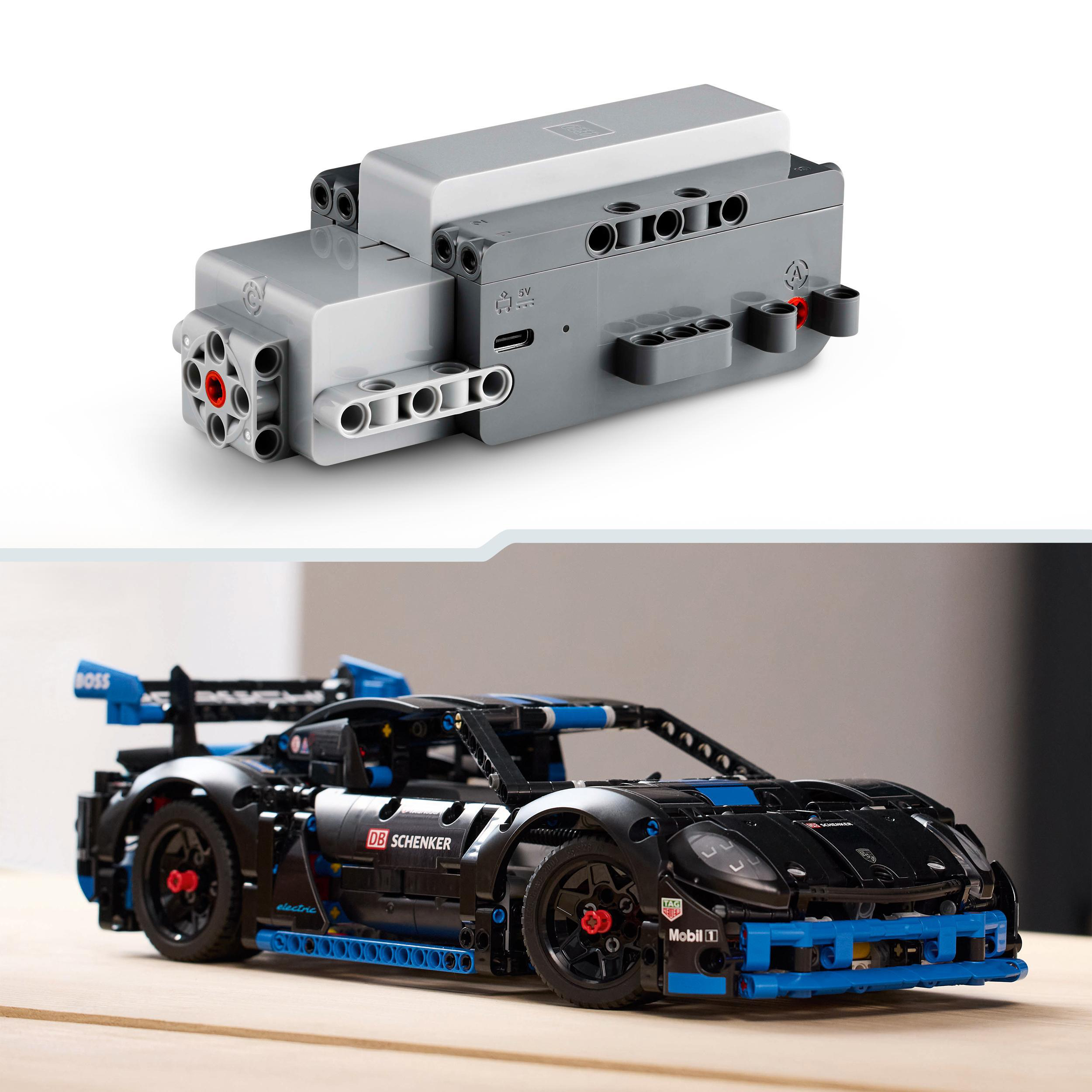 Ein Lego Technic Motor und ein schwarzer Sportwagen, beide vor weißem Hintergrund.