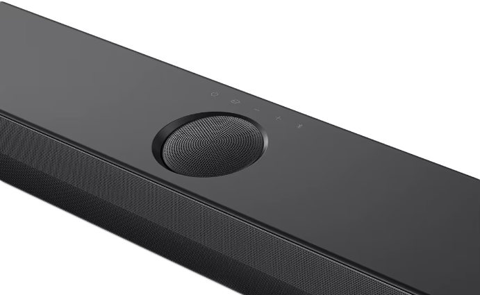 Fekete soundbar, lekerekített középpel. Bekapcsoló, hangerő és egyéb gombok felül.