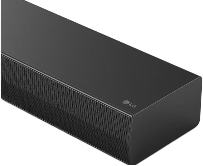 Fekete LG soundbar, közelkép, LG logóval, fehér háttérrel.