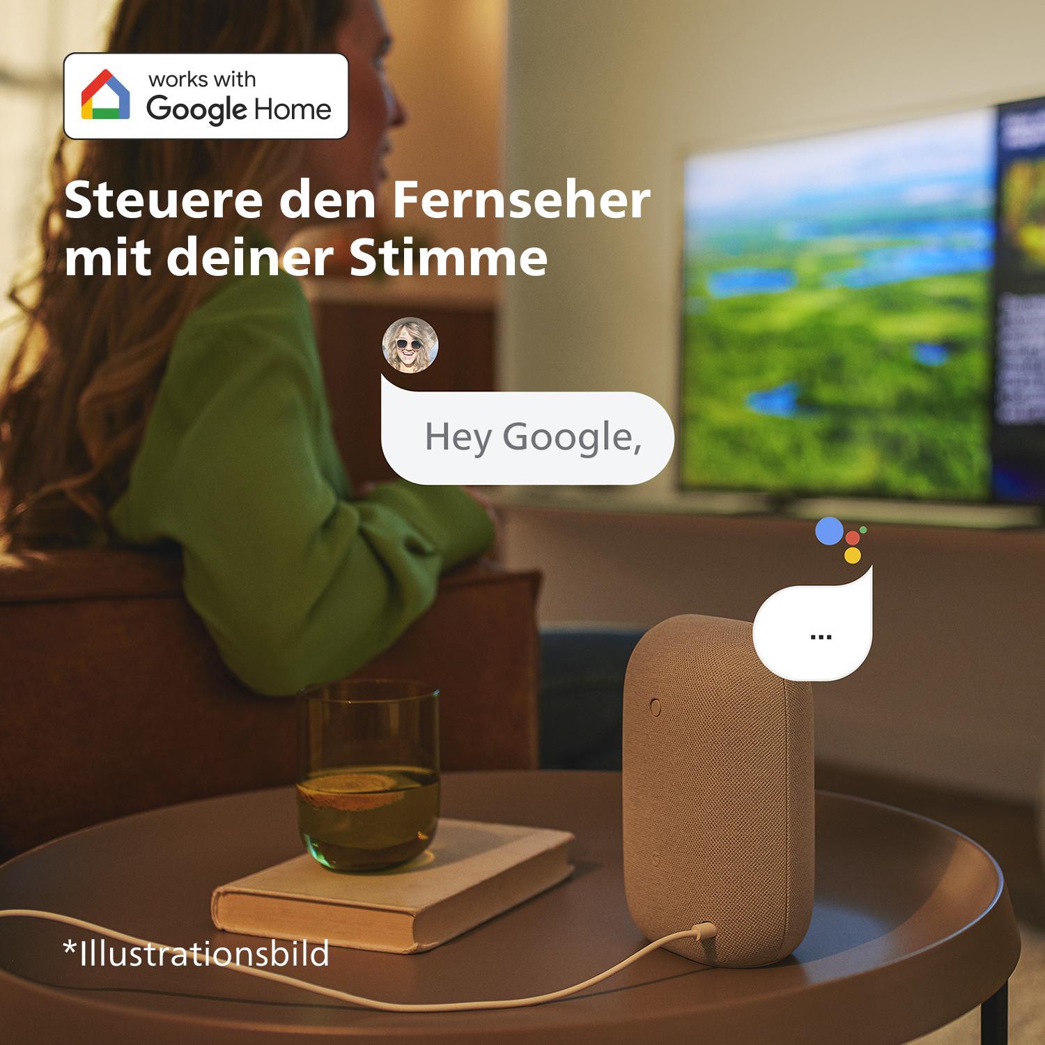 Eine Person in einem Raum, die mit einem intelligenten Lautsprecher spricht. Text: Steuern Sie den Fernseher mit Ihrer Stimme. Google Home.