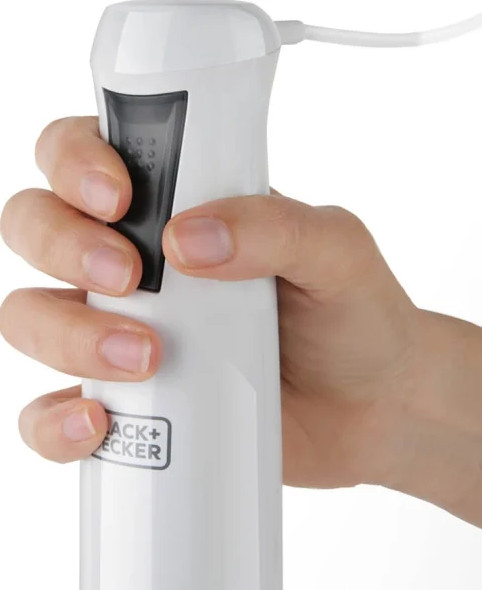 Ręka trzymająca biało-czarny blender ręczny.