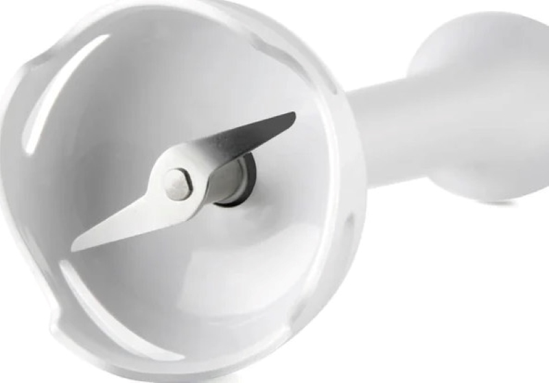 Białe ostrze blendera ręcznego ze srebrnym ostrzem.