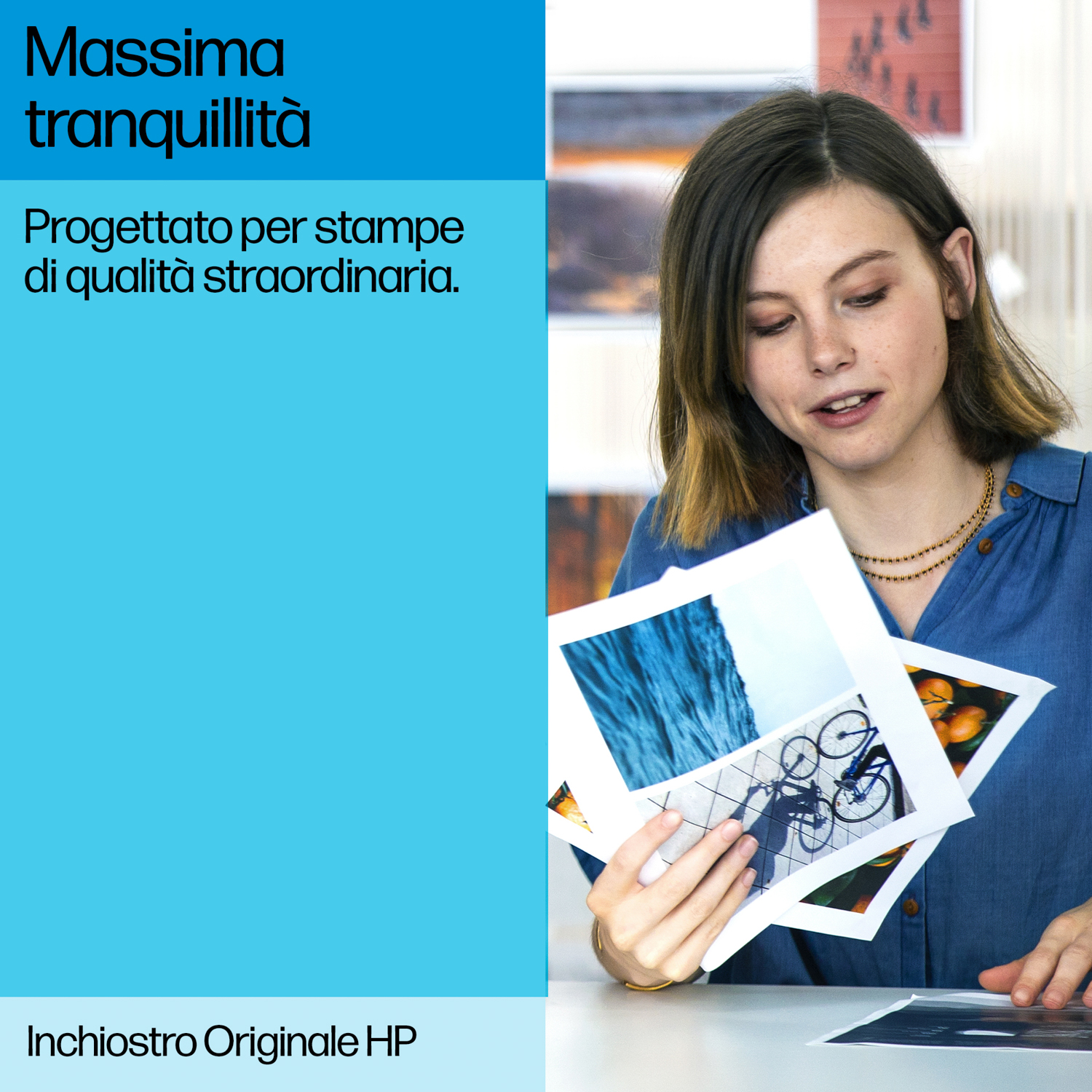 Donna guarda foto. Testo: Massima tranquillità, Progettato per stampe di qualità straordinaria.