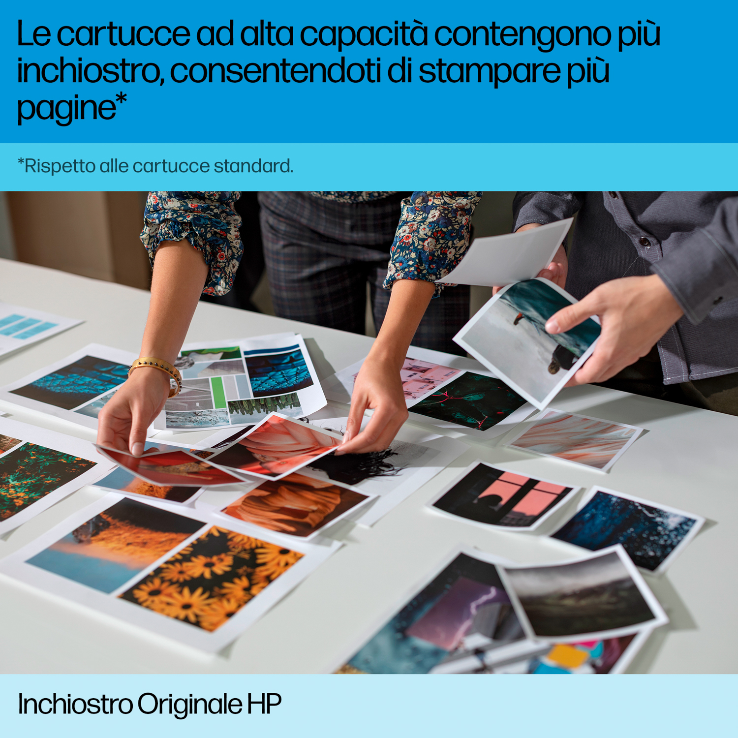Mani che ordinano foto stampate colorate su una superficie bianca. Testo blu in basso a sinistra.