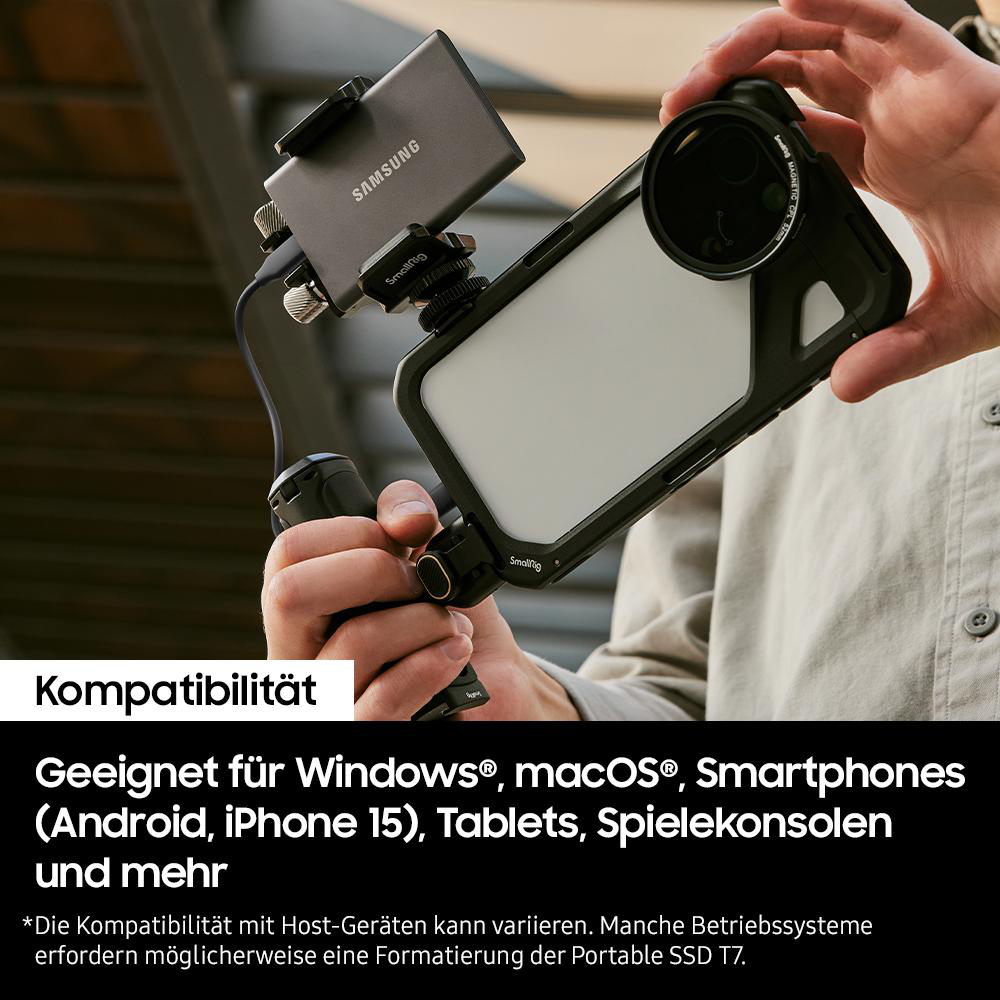 Eine Person hält ein Telefon mit Kamera-Setup, dazu Text auf Deutsch über Kompatibilität.